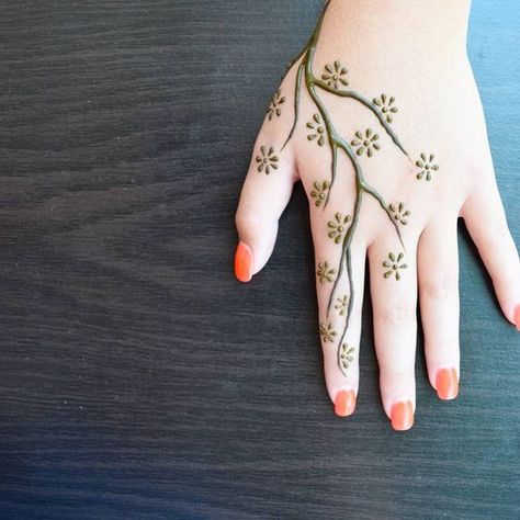 125 Stunning Yet Simple Mehndi Designs For Beginners|| Easy And Beautiful Mehndi Designs With Images | Bling Sparkle Hena Simple, Simple Mehndi Designs For Beginners, Mehndi Designs Finger, Henna Hand Designs, Henne Tattoo, Tato Henna, Finger Henna Designs, Henna Tattoo Hand, Finger Henna