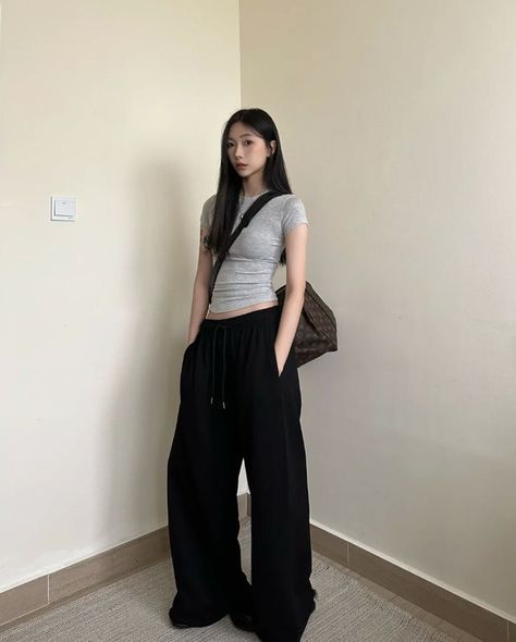 Acubi School Outfits, Acubi Club, Chinese Douyin, Korean Fashion Grunge, Y2k Acubi, Simple Streetwear, Trendy Tiktok, Rockstar Girlfriend, Cinnamon Girl