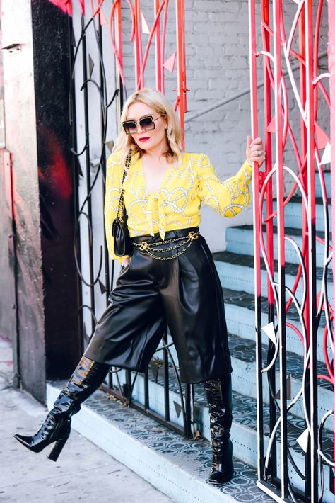 Yellow Blouse Outfit, Blouse Outfit Ideas, Leather Bermuda Shorts, Classy Leather Pants, Bermuda Shorts Outfit, Leather Shorts Outfit, Culottes Outfit, Blue Mom Jeans, Blogger Street Style