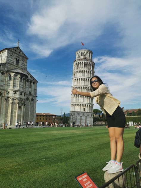 Leaning Tower Of Pisa Picture Ideas, Aesthetic Pictures Italy, Pisa Photoshoot, Tower Of Pisa Poses, Pisa Picture Ideas, Tower Of Pisa Aesthetic, Rome Aesthetic Photos, Pisa Italy Poses, Pisa Tower Photo Ideas