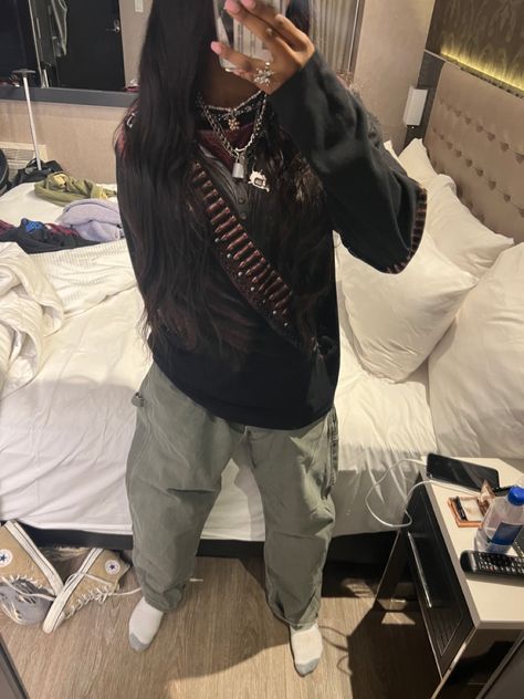 Hood Alt Outfits, Skater Girl Outfits Black Women, Grunge 2000s Outfits, Black Grunge Girl, Outfit Ideas Skater Girl, Outfit Ideas Skater, Rock Outfit Ideas, Chic Outfits Black, Skater Girl Hairstyles