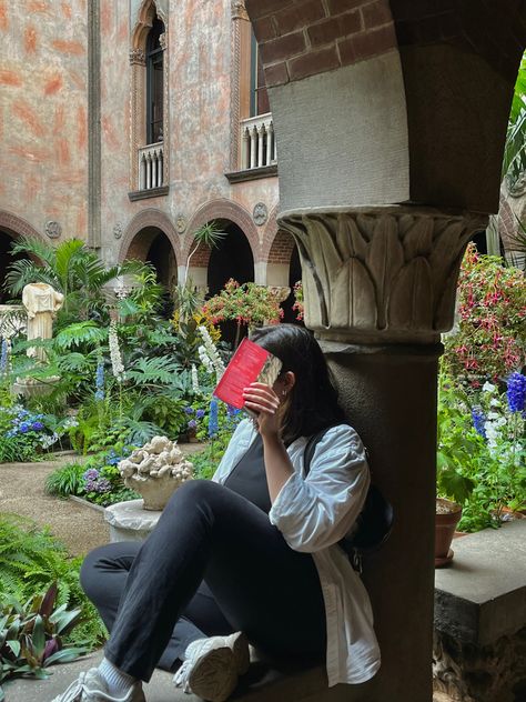 Posing at the beautiful Isabella Stewart Gardner Museum Isabela Stewart Gardner Museum, Isabella Stewart Gardner Museum Photoshoot, Isabella Gardner Museum, Museum Senior Pictures, Isabella Gardner, Museum Photoshoot, Isabella Stewart Gardner Museum, Boston Trip, Isabella Stewart Gardner