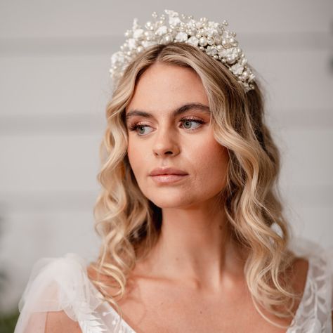 Hair Tiara, Wedding Tiara Hairstyles, Boho Wedding Theme, Beautiful Wedding Hair, Boho Flower Crown, Bride Crown, Hair Wreaths, Tiara Wedding, Tiara Hairstyles