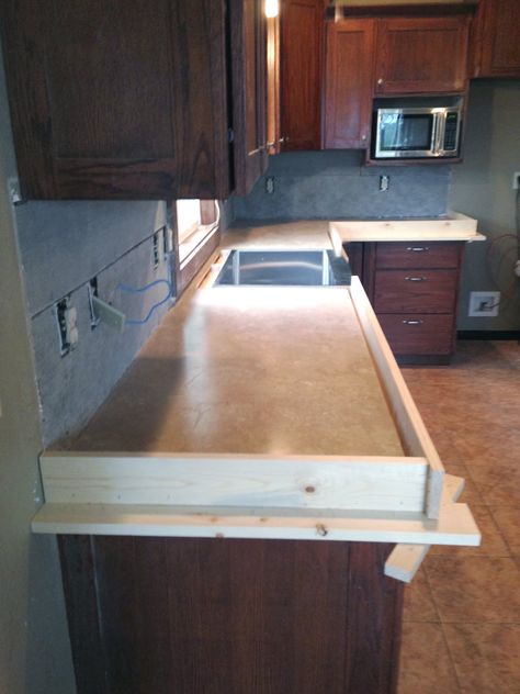 DIY Concrete Counters Poured over Laminate! Wood And Epoxy Countertops, Stained Concrete Countertops, Pour Concrete, Kitchen Renovation Diy Ideas, Diy Concrete Counter, Concrete Counters, Concrete Countertops Over Laminate, Diy Kitchen Countertops, Concrete Countertop