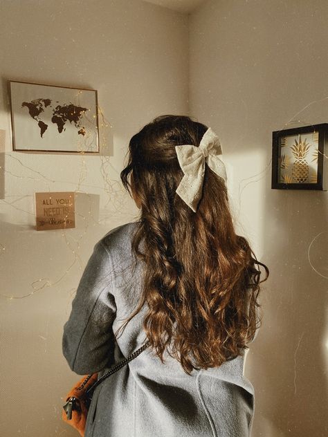 Wavy Hair With Ribbon, Wavy Hair With Bow, Curly Hair Bow, Academia Hairstyle, Bow Hairstyles, Bow Hairstyle, Ribbon Hairstyle, Penteado Cabelo Curto, Brown Blonde Hair