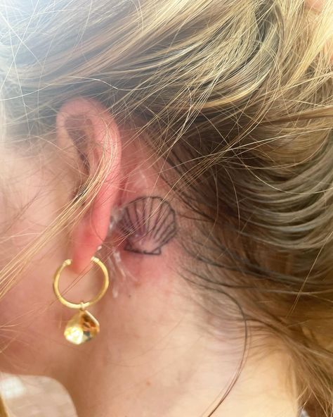 Behind The Ear Seashell Tattoo, Seashell Tattoo Behind Ear, Shell Tattoo Behind Ear, Seashell Tattoo, Pearl Tattoo, Seashell Tattoos, Behind Ear Tattoos, Shell Tattoos, Ocean Tattoos