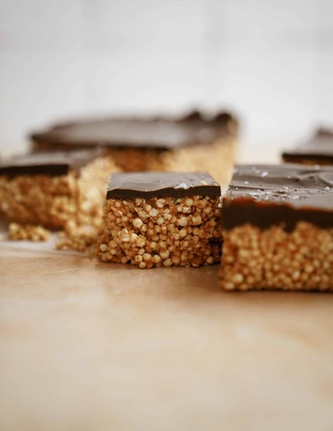 Easy Puffed Quinoa Recipe: Peanut Butter Chocolate Bars Puffed Quinoa Recipes, Quinoa Dessert Recipes, Quinoa Peanut Butter, Chocolate Bars Recipe, Quinoa Desserts, Quinoa Snacks, Oatmeal Fudge Bars, Quinoa Bars, Road Snacks