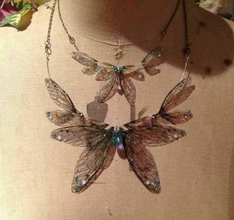 Fairy Wing Necklace, Butterfly Themed Outfits, Fairy Wing Jewelry, Butterfly Wing Necklace, Fairytale Jewelry, Fairy Tale Jewelry, Unorganized Idea, Fairytale Fashion, Wire Jewelry Designs