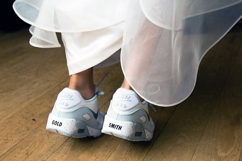 20 Cute Sneakers You Can Wear Under Your Wedding Dress Wedding Dress With Sneakers, Wedding Sneakers For Bride, Bride Sneakers, Ivory Bride, Bridal Sneakers, Elegant Ball Gowns, Wedding Sneakers, Outfit Work, Wedding Shoes Bride