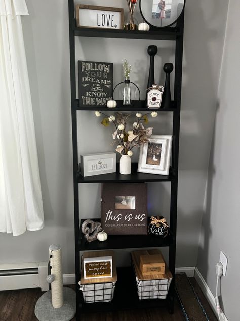 Latter Shelf Decor Living Rooms, Lader Decoration Living Room, 4 Tier Ladder Shelf Decor, 3 Tier Shelf Decor, Decorating Ladder Shelves, Black Ladder Shelf Decor Living Room, Black Ladder Shelf Bathroom, Bookshelf Styling Living Room, Ladder Shelf Decor