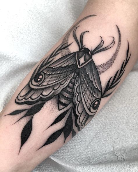 •Black moth• #tattoo #tattoos #tatted #tattedup #inked #inkedup #mothtattoo #blackmothtattoo #blacktattoo #blacktattoos #blackwork… Black Moth Tattoo, Moth Tattoo Meaning, Luna Moth Tattoo, Mangas Tattoo, Moth Tattoo Design, Wand Tattoo, Insect Tattoo, Moth Tattoo, Hip Tattoo