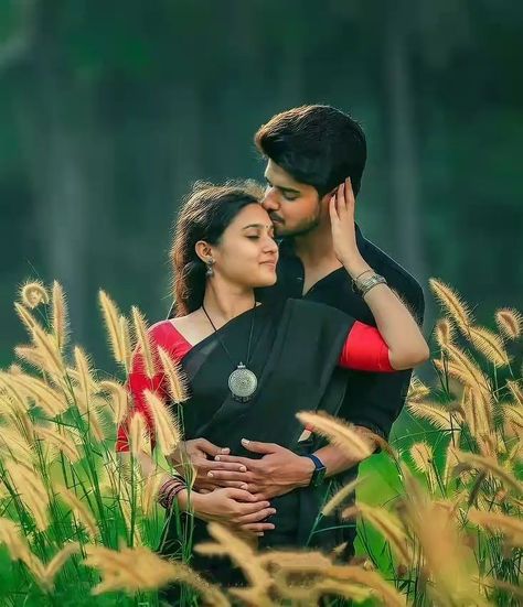 Pose Prewedding, Wedding Couple Pictures, Indian Wedding Poses, Bride Photos Poses, Kerala Wedding Photography, Wedding Stills, Indian Wedding Photography Couples, Wedding Photoshoot Props, Pre Wedding Photoshoot Outdoor