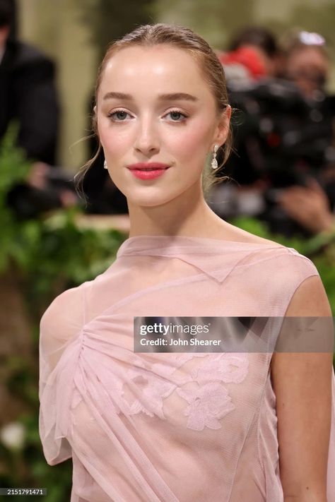 Phoebe Dynevor attends The 2024 Met Gala Celebrating "Sleeping... News Photo - Getty Images Phoebe Dynevor Met Gala, Pale Skin Makeup, Phoebe Dynevor, Minimalist Makeup, Pale Skin, Bridal Makeup, Skin Makeup, Rihanna, Getty Images