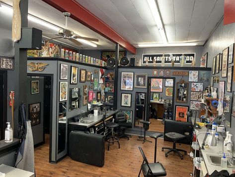 Industrial Tattoo Studio, Tattoo Parlor Aesthetic Interior, Small Tattoo Studio Ideas, Small Tattoo Studio, Tattoo Studio Aesthetic, Speakeasy Vibes, Tattoo Shop Aesthetic, Black And Blue Tattoo, Tattoo Room