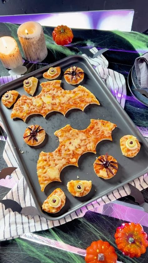 Diy Halloween Pizza, Halloween Cibo, Halloween Meatloaf, Iceland Foods, Halloween Pies, Halloween Pizzas, Pizza Halloween, Frog Halloween, Halloween Food Snacks