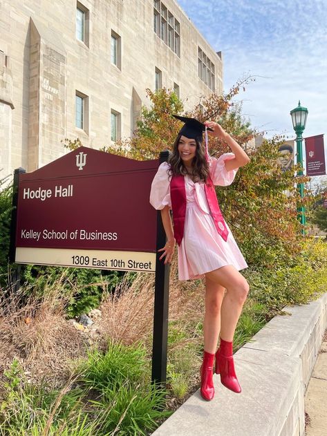 Kelley Business School, Iu Graduation Pictures, Business Graduation Pictures, Indiana University Graduation, University Graduation Pictures, College Grad Pictures, Graduation Pic, Grad Pictures, Grad Pic