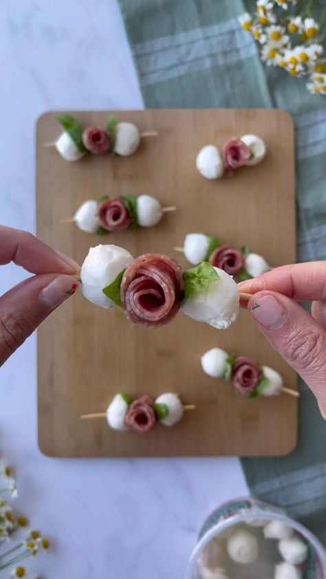 Salami Rose Skewers - The perfect appetizer for Mother’s Day and for a Kentucky Derby Party in 2022 | Party food appetizers, Party food platters, Charcuterie recipes Charcuterie For Bridal Party, Appetizer Garnish Ideas, Prosciutto Finger Sandwiches, Party Food Skewers, Main Meal Charcuterie Board Ideas, Apps On Skewers, Kentucky Derby Table Decor, Salami Recipes Appetizers, Rose Food Ideas