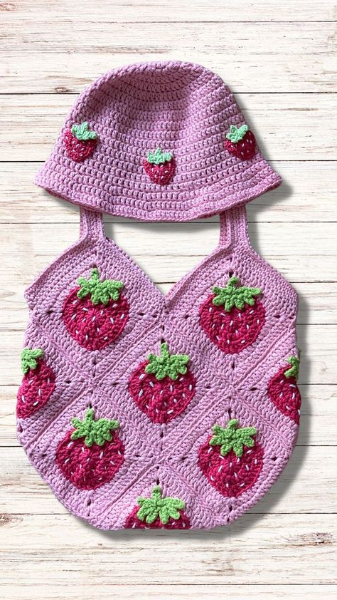 Granny Square Unique, Strawberry Crochet Granny Square, Crochet Bags Granny Square, Strawberry Granny Square Free Pattern, Crochet Strawberry Granny Square, Crochet Strawberry Bag, Strawberry Granny Square, Bag Crochet Pattern, Strawberry Bag Crochet