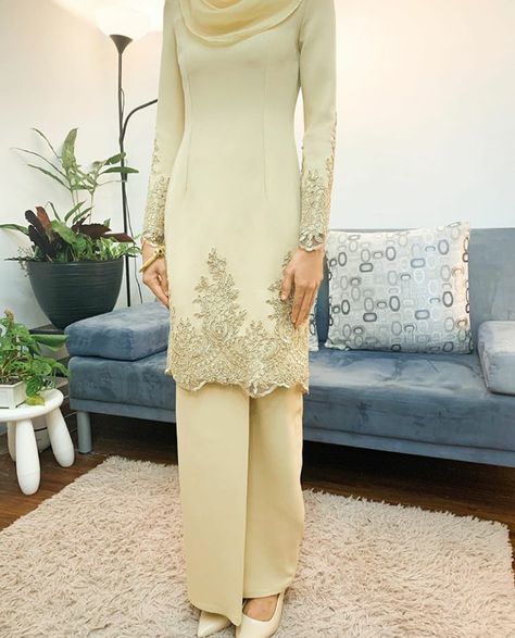 Lace Baju Kurung Modern Design, Kurung Nikah, Malaysian Dress, Baju Kurung Moden Style, Kurung Lace, Raya Outfit, Dress Muslim Modern, Kurung Modern, Eid Fashion