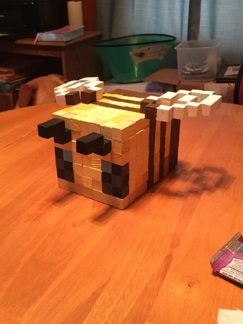 Minecraft Wooden Cube Diy, Minecraft Bee Wooden Blocks, Minecraft Cubes Diy, Minecraft Cardboard Crafts, Minecraft Wooden Block Crafts, Minecraft Block Art, Minecraft Handmade, Diy Minecraft Decorations, Minecraft Diy Crafts