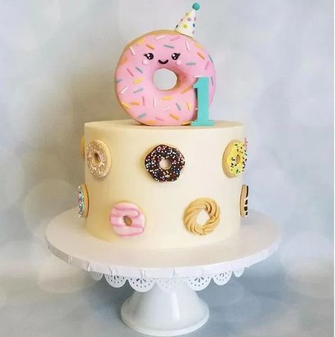 Donut Miss This Birthday Party - Ideas, decor and freebies for your donut theme party! - Colleen Michele Donut Cake Topper, Donut Birthday Cake, Donut Theme Party, Bolo Panda, Doughnut Party, Donut Cake, Birthday Donuts, Bee Cakes, Donut Birthday Parties