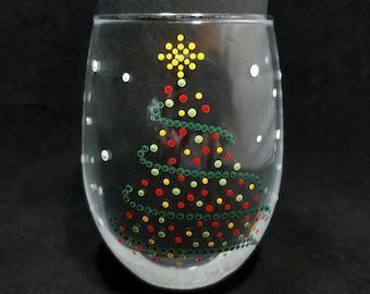 Christmas Wine Glasses Diy, Hand Painted Wine Glasses Diy, Painted Wine Glasses Christmas, Diy Wine Glasses Painted, Wine Glass Christmas, Christmas Wine Glasses, Christmas Mandala, Diy Wine Glasses, Hand Painted Glasses