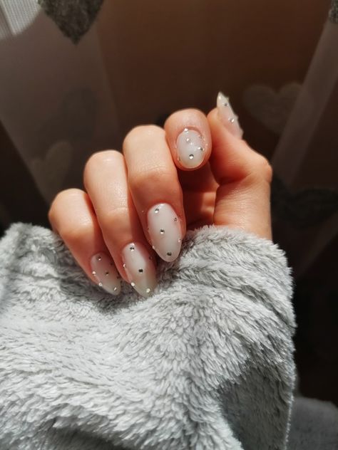 Milky White With Diamonds Nails, White Silver Nails Short, Milky White Nails Rhinestones, Cute Milky Nails, Pearl Dot Nails, White Milky Nails With Glitter, Short Milky White Nails With Rhinestones, Milky White Nails With Pearls, Nails With Pebbles