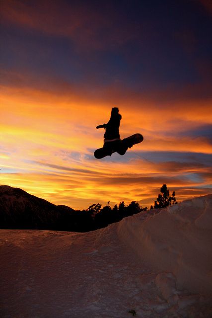 Snowboarding Wallpaper, Jones Snowboard, Snowboarding Pics, Snowboarding Pictures, Snowboarding Photography, Snowboarding Aesthetic, Skiing Aesthetic, Ski Aesthetic, Snow Boarding