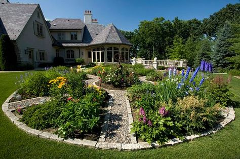 Jaw-Dropping Flower Beds Arrangements And Landscape Designs Circular Garden, Beautiful Home Gardens, Stone Circle, Cottage Garden Design, Easy Landscaping, Design Blogs, Garden Design Plans, Traditional Landscape, Vegetable Garden Design