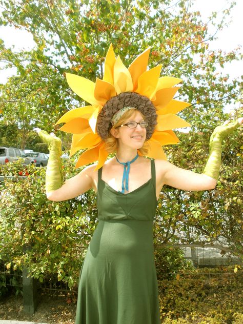 I love this costume Dana made!  You can read more about at our blog! blog.hartsfabric.com/ Sunflower Costume Diy, Green Costume Ideas, Sunflower Headdress, Flower Pot Costume, Flower Costume Diy, Plant Costume, Plant Dress, Flower Costumes, Sunflower Costume