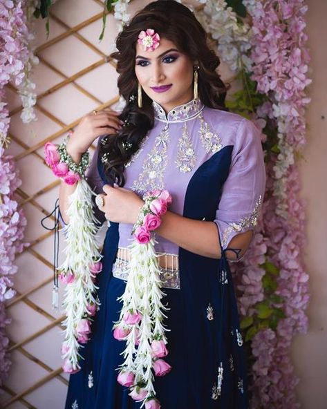 #Trending&How - Floral Kaleere for the 2019 Bride! - Witty Vows Real Flower Kalire, Flower Kalire, Floral Kaleere, Kalire Designs, Flower Jewellery For Mehndi, Fresh Flower Jewelry, Bridal Mehndi Dresses, Wedding Flower Jewelry, Mehndi Outfits