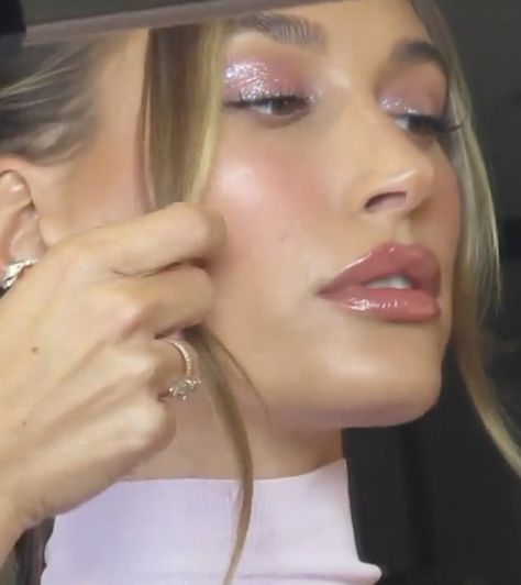 Pink Eyeshadow Hailey Bieber, Sparkle Pink Makeup, Light Pink Glowy Makeup, Hailey Bieber Pink Eyeshadow, Dewey Pink Makeup, Pink Angel Makeup, Pink Shimmery Eye Makeup, Light Pink Makeup Ideas, Pink Sparkle Eyeshadow