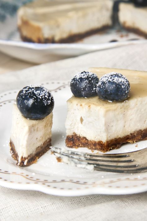 Vegan New York, New York Baked Cheesecake, Aquafaba Recipes, Vegan Cheesecake Recipe, Baked Cheesecake, Eggless Recipes, Vegan Cheesecake, Desserts Vegan, Vegan Yogurt