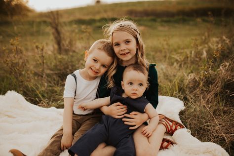 Family Sibling Pictures, Outside Sibling Photography, 3 Sibling Photoshoot, 3 Kid Poses Sibling Pics, Grandkids Photo Shoot Cousin Pictures, Siblings Outdoor Photoshoot, Sibling 3 Photography, Siblings Shoot, Toddler Cousin Photoshoot