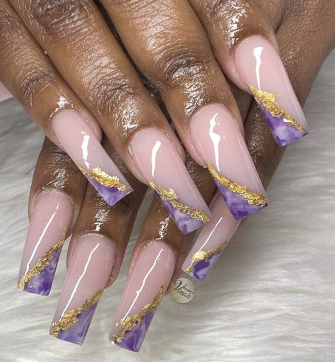 Purple Marble Acrylic Nails Coffin, Nails That Go With Purple Dress, Gold And Lavender Nails, Purple And Gold French Tip Nails, Purple And Gold Acrylic Nails, Purple And Gold Nails Acrylic, Lila Nail Art, Lavender And Gold Nails, Bridesmaid Nails Acrylic