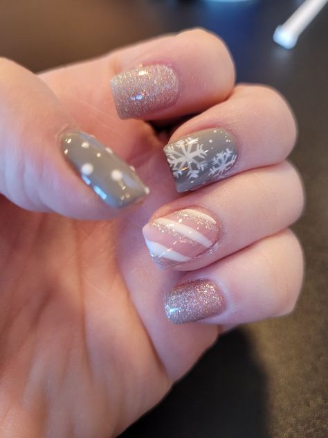 Pink And Grey Christmas Nails, Winter Nails Gray, Nail Designs Grey, Gray Winter Nails, Pink And Gray Nails, Pink And Glitter Nails, Grey Christmas Nails, Winter Nail Trends, Christmas Nails Winter