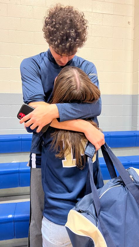 Supportive Basketball Girlfriend, Volleyball Girlfriend Boyfriends, Basketball With Girlfriend, Basketball Boyfriend Aesthetic, Volleyball Couple Goals, Short Girlfriend Tall Boyfriend Couples, Basketball Couple Aesthetic, Short And Tall Couples, Volleyball Couple