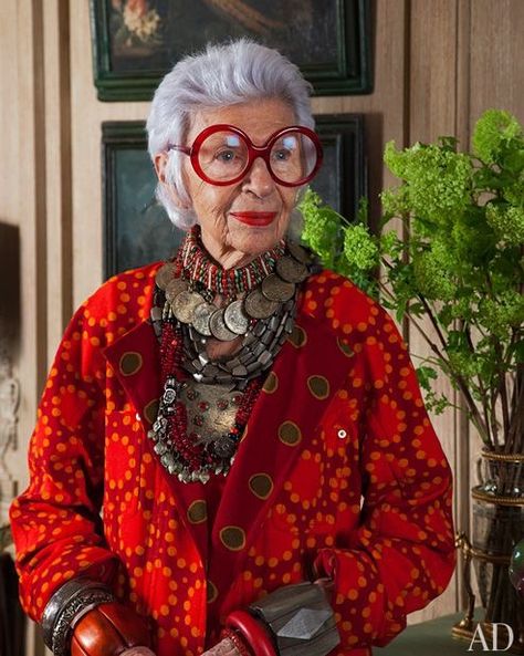 Legendary style icon Iris Apfel. Expensive Jeans, Street Mode, How To Have Style, Red Glasses, Advanced Style, Ageless Style, Ageless Beauty, Old Woman, Aging Gracefully