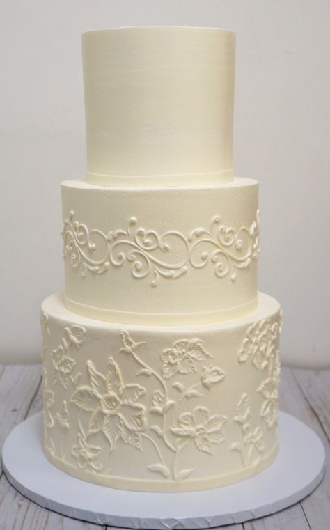 Bolo Buttercream, Gluten Free Wedding Cake, Backyard Celebration, 3 Tier Wedding Cakes, Classic Wedding Cake, Buttercream Wedding Cake, Bee Creative, White Wedding Cake, Beautiful Wedding Cakes