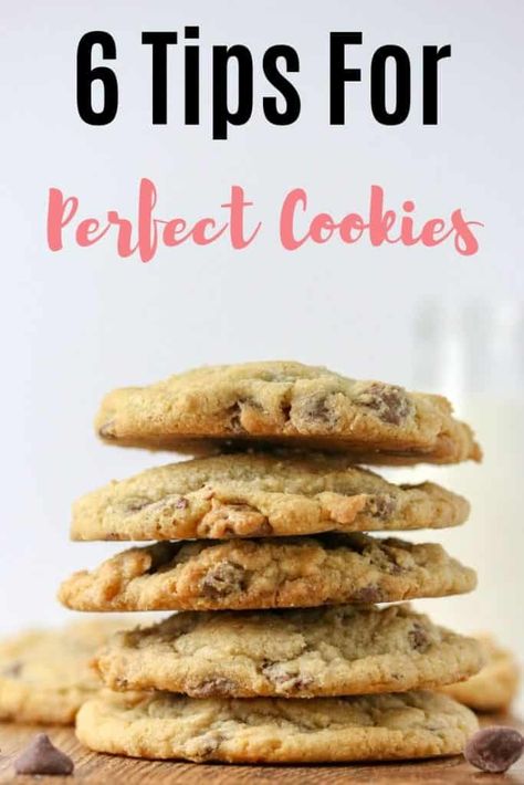 6 Tips For Perfect Cookies- if you want to make perfect chocolate chip cookies then this is a must read! Caramel Cookies Recipes, Baking Chocolate Chip Cookies, Rolled Cookies, Cookie Holiday, The Best Sugar Cookies, Dough Cookie, Grinch Cookies, Cookies Shortbread, Holiday Sugar Cookies