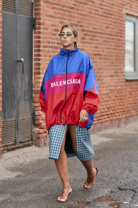 Top quality luxury replicas!🤙 Follow the link  ✈️ global distribution! Windbreaker Street Style, Sports Street Style, Oversize Street Style, Athletic Street Style, Street Style 2022, Copenhagen Fashion Week Street Style, Copenhagen Street Style, Street Style Spring, Copenhagen Fashion