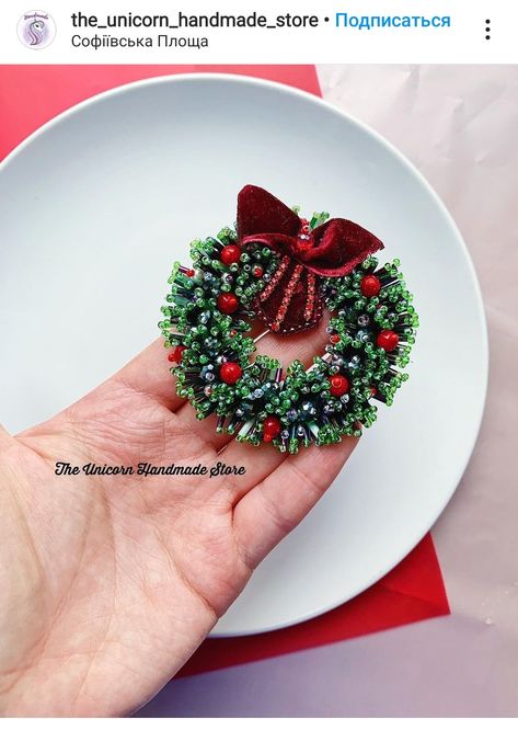 Bead Embroidery Christmas Tree, Christmas Beaded Embroidery, Christmas Beaded Brooch, Diy Christmas Brooch, Christmas Broches, Christmas Broaches, Handmade Brooches Ideas, Christmas Beading, Beaded Christmas Decorations