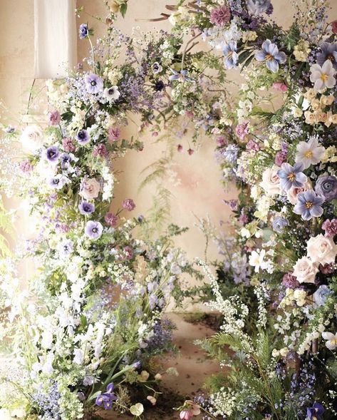 Parisian Flowers, Gate And Fence Ideas, Small Garden Gates, Sliding Gate Design, Gates And Fences, Backyard Celebration, Floral Arch Wedding, Walkway Ideas, Country Garden Weddings