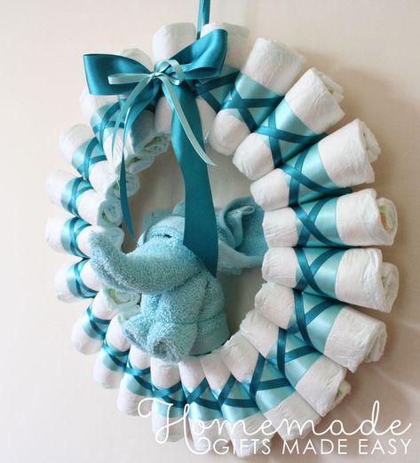 Rolled Diaper Wreath Instructions - Finished Wreath Torturi Baby Shower, Homemade Baby Gifts, Baby Gifts To Make, Baby Shower Wreath, Diaper Wreath, Idee Babyshower, Diy Baby Shower Decorations, Baby Shower Crafts, Baby Shower Diaper Cake