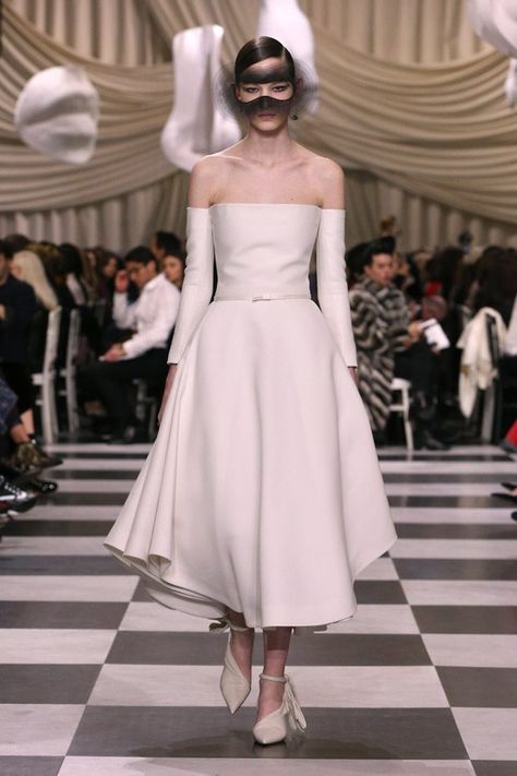 DIOR Spring Summer 2018 Haute Couture Collection Dior White Dress, Dior Runway, Elegant Gowns, Haute Couture Gowns, Christian Dior Haute Couture, White Chic, Dior Vintage, Dior Haute Couture, Elegant Lady