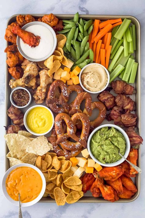 Chicken Wing Charcuterie Board, Wing Charcuterie Board, Game Day Charcuterie Board, Chicken Wing Side Dishes, Easy And Healthy Snacks, Wing Board, Honey Bbq Wings, Superbowl Food, Appetizer Platter