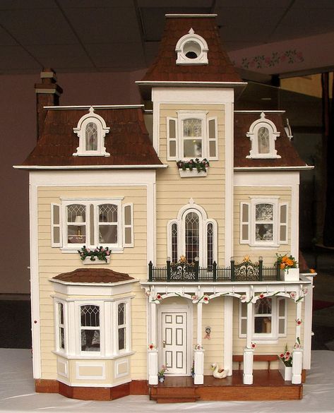 Beacon Hill Dollhouse, Dollhouse Design, Mini Houses, Doll House Plans, Dollhouse Projects, Casas The Sims 4, Sims House Plans, Victorian Dollhouse, Beacon Hill