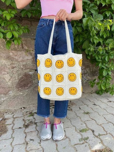 Smiley Face Crochet Blanket, Crochet Smiley Face Granny Square, Smile Granny Square, Crochet Smiley Bag, Smiley Granny Square, Smiley Face Granny Square, Smiley Face Crochet, Knit Bag, Crochet Bag Tutorials