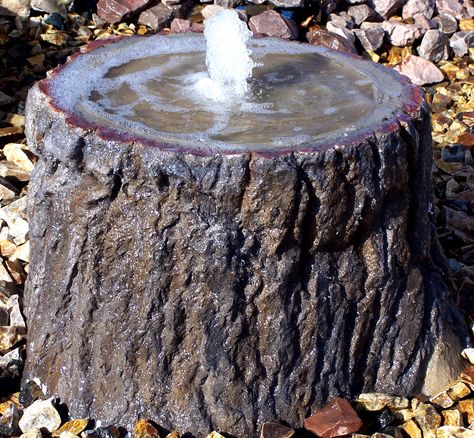 A concrete tree stump water feature with bird bath. Stump Bird Bath, Tree Stump Planter, Tree Stump Table, Diy Water Feature, Diy Bird Bath, Diy Fountain, Backyard Water Feature, Diy Tree, Diy Water