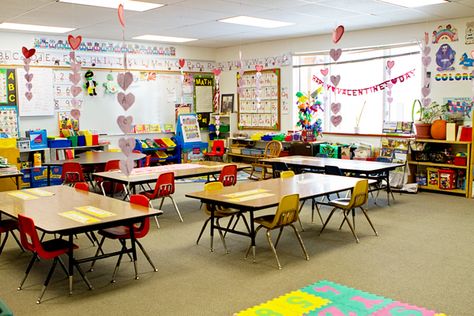 classroom setup Family Media Room, Preschool Pictures, High School Books, College Architecture, Middle School Lesson Plans, High School Chemistry, Elementary Learning, Middle School Lessons, Math Centers Kindergarten